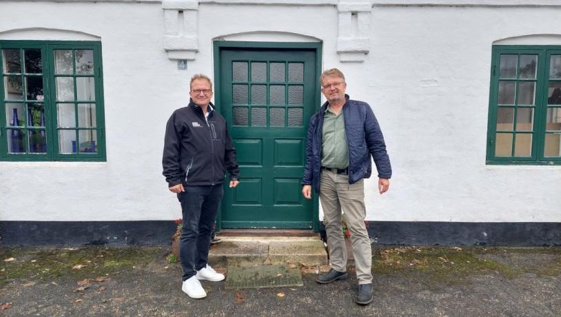 Steffen Damsgaard og Karsten Filsø ved det hvide hus på Skærum Mølle