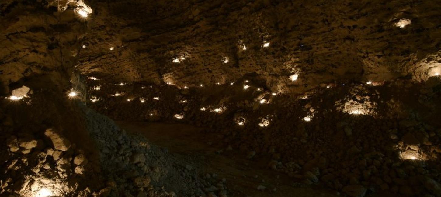 Hjerm kalkmine oplyst af stearinlys