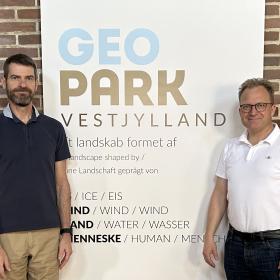 Anders Holm og Steffen Damsgaard ved Geopark Vestjylland tavle